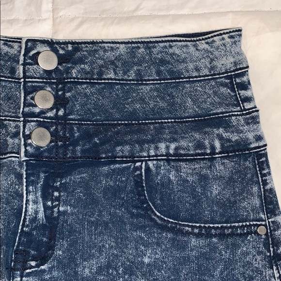 Tinseltown | High-Waisted Shorts - Picture 2 of 3